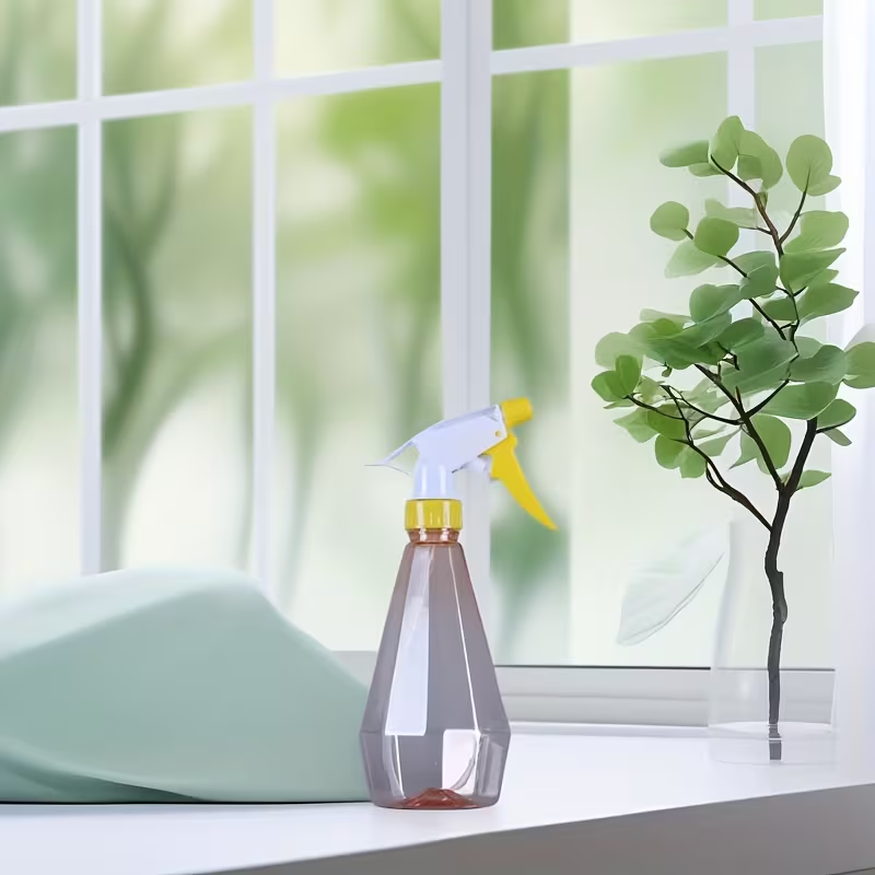 Plastic spray bottle, random color, gourd-shaped design