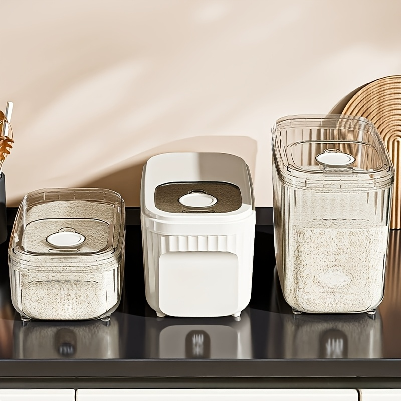 Square food storage container with magnetic lid