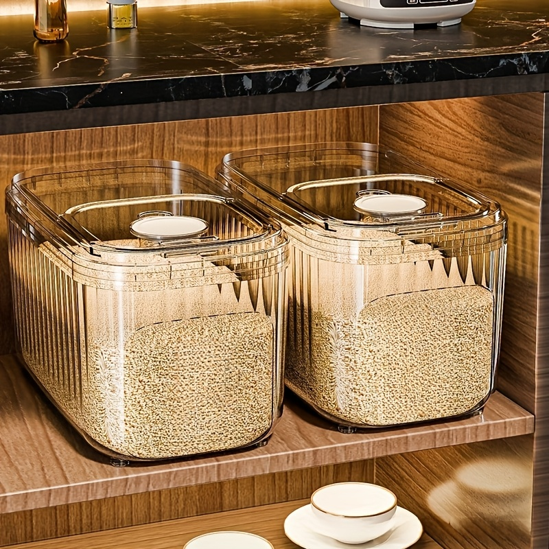 Square food storage container with magnetic lid