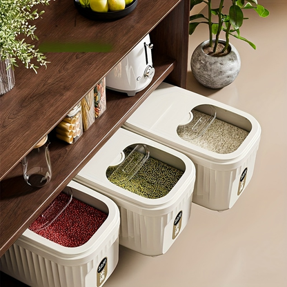 Square food storage container with magnetic lid