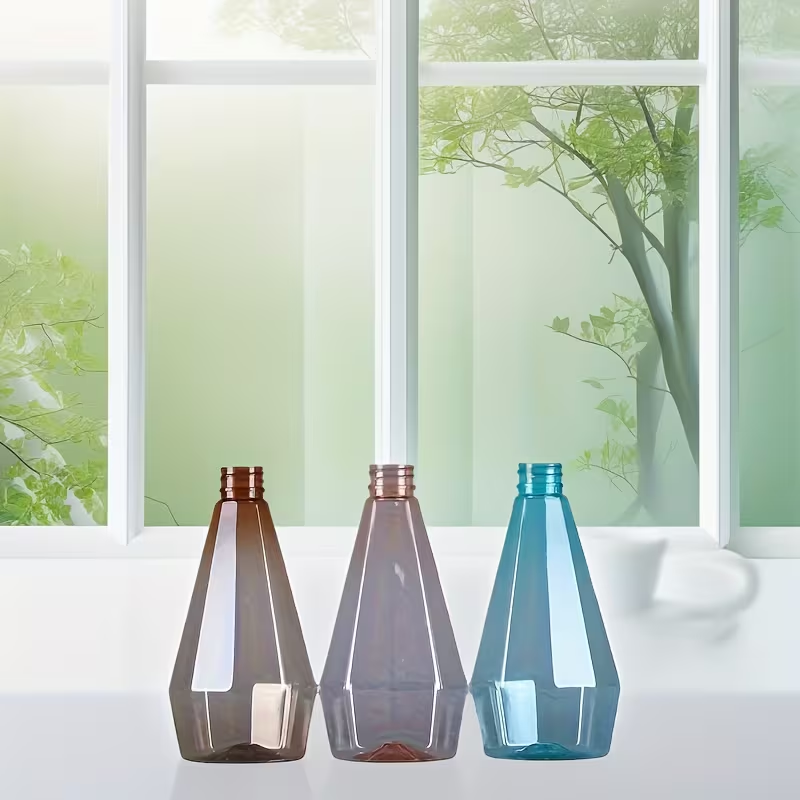 Plastic spray bottle, random color, gourd-shaped design