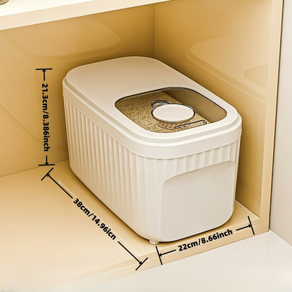 Square food storage container with magnetic lid