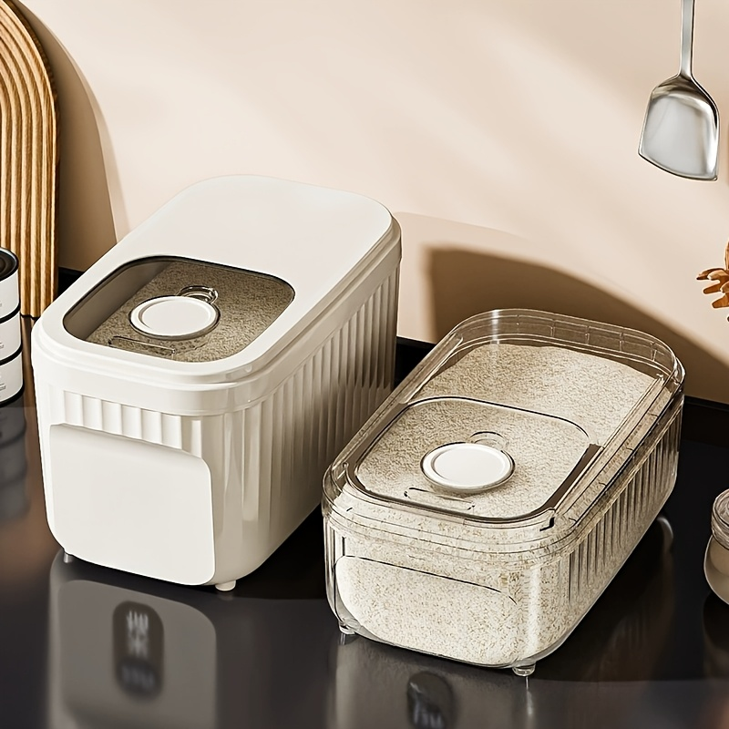 Square food storage container with magnetic lid