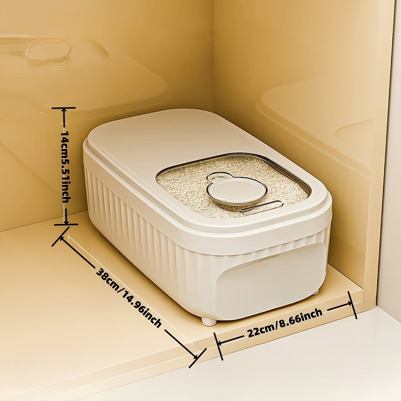Square food storage container with magnetic lid